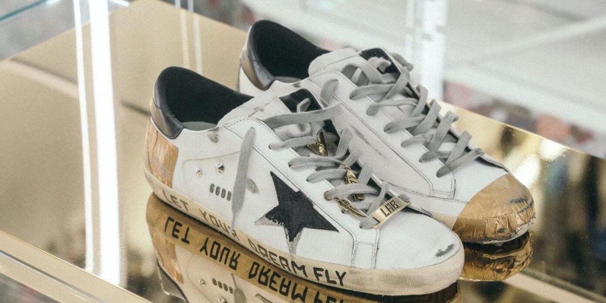 Golden Goose Sneakers to be had in looking down